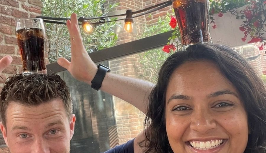 Spelers proosten en maken een selfie tijdens een challenge