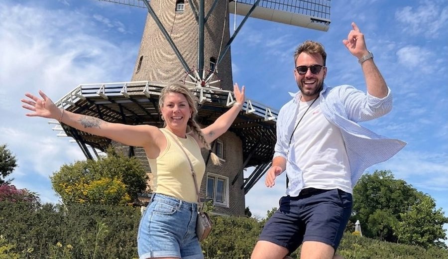Twee spelers springen voor de foto tijdens een challenge
