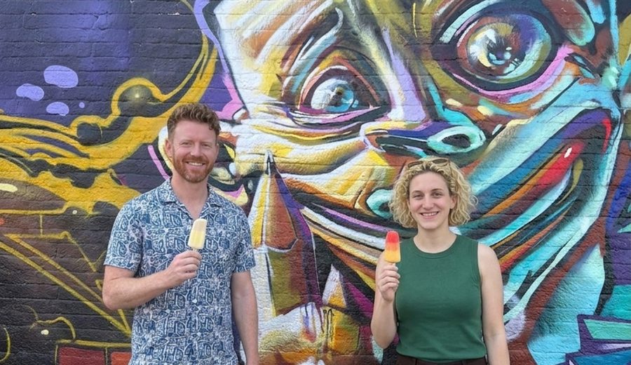 Spelers voeren een challenge uit bij een streetart-mural