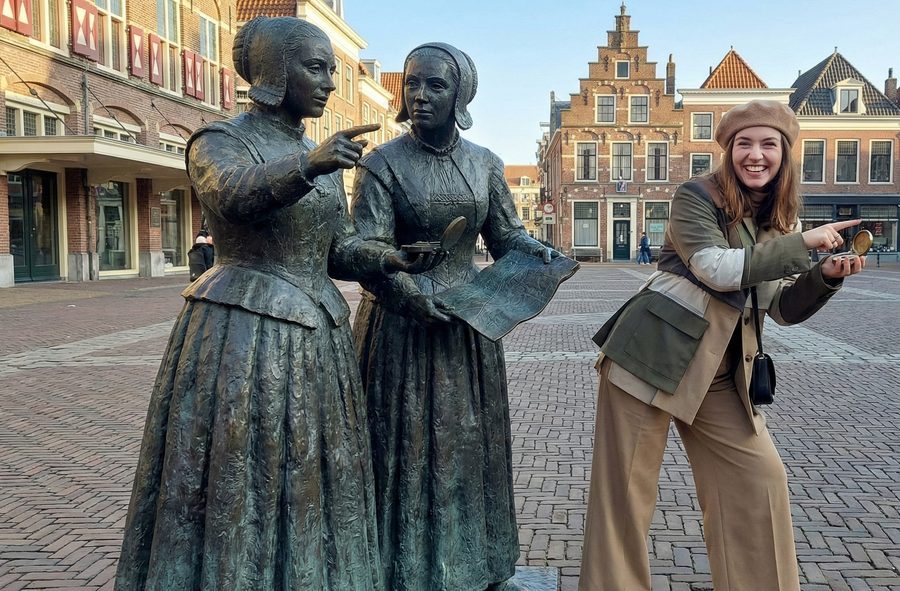 Spelers voeren een creatieve challenge uit tijdens een vrijgezellenfeest