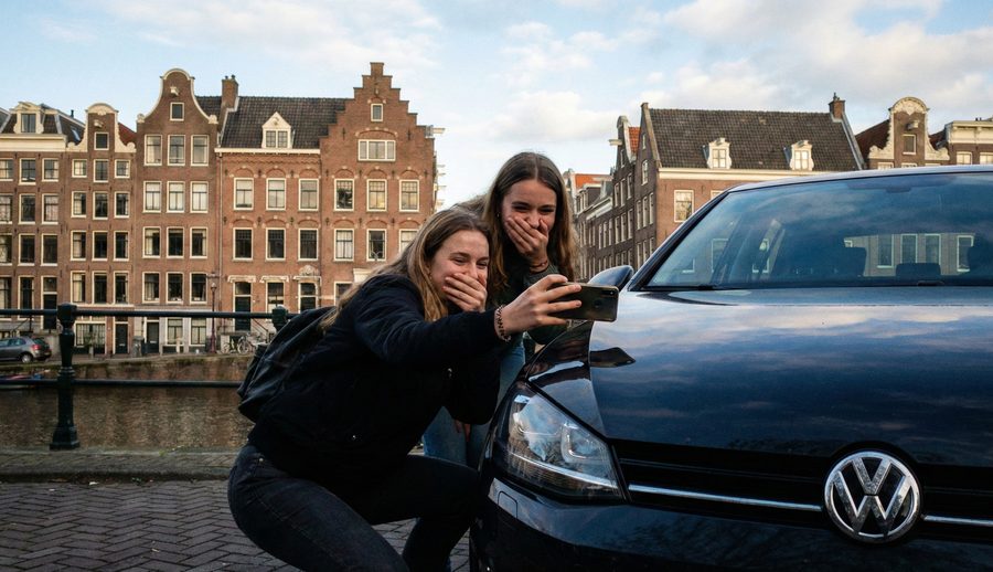 Spelers genieten langs de Amsterdamse grachten