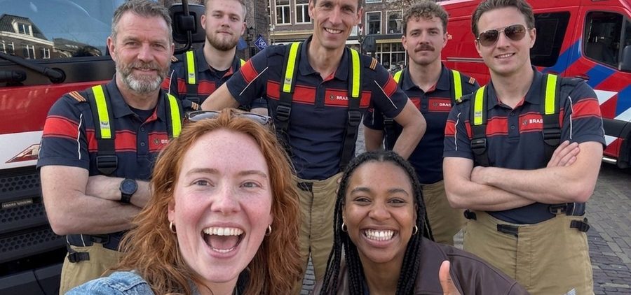 Een team lacht tijdens een selfie-challenge op een Zone Tag bedrijfsuitje